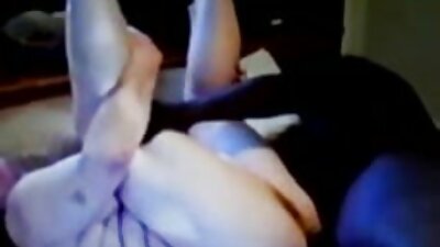 En sexet amatør med tatoveringer lægger sin hånd på en pik og kysser den