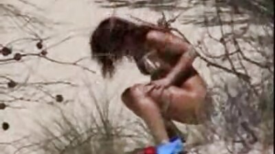 En solo pige demonstrerer, hvordan hun masserer sine våde fisselæber